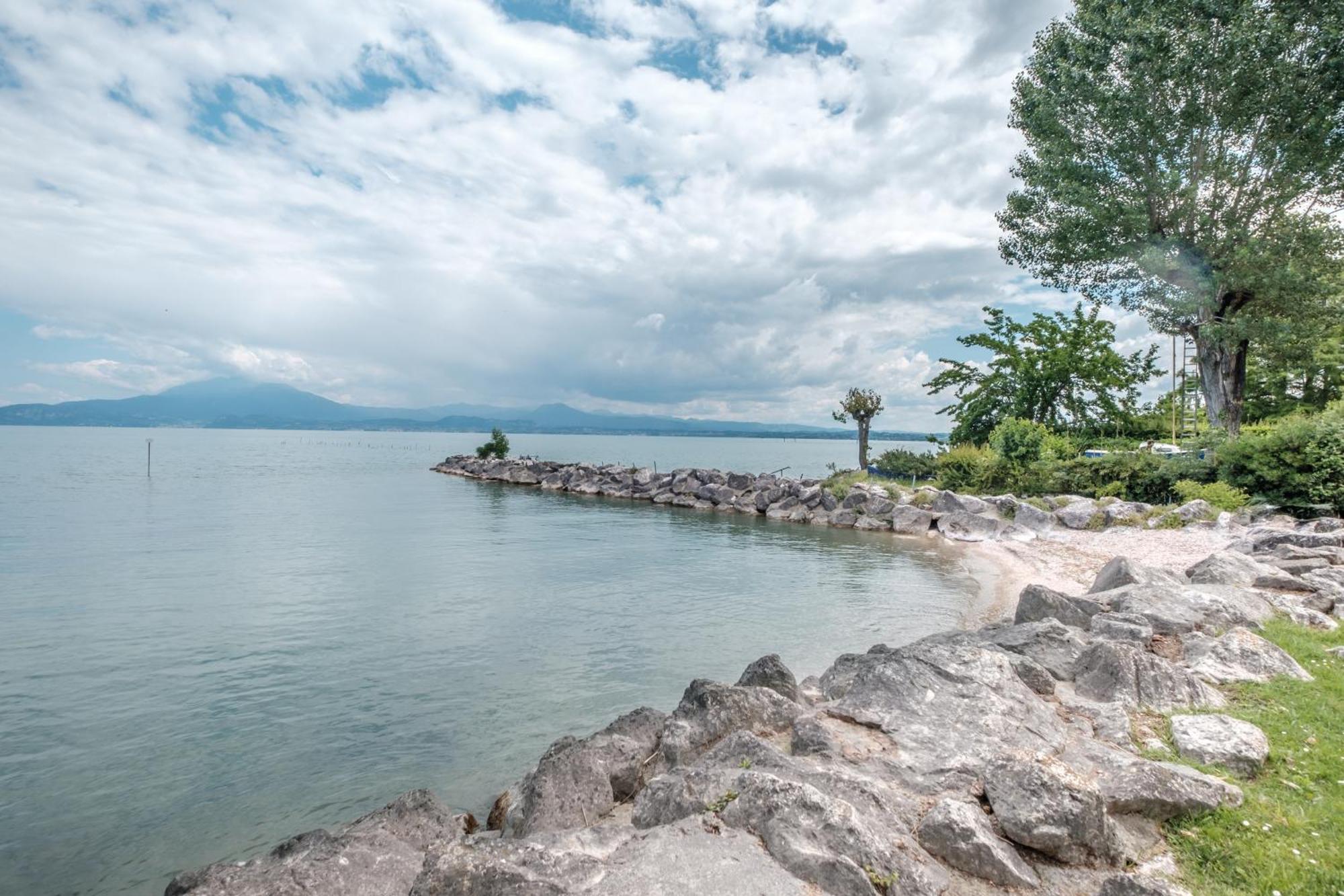 Casa Lugana 9 - Monolocale Con Piscina Fronte Lago Sirmione Luaran gambar